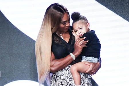 Serena Williams posa con su hija en su desfile durante la Semana de la moda de Nueva York y nos dejan estas imágenes tan tiernas