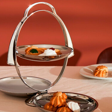 Esta bandeja para servir de diseño se pliega y queda como un bonito adorno de mesa