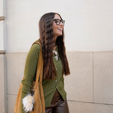 Zara vende las chaquetitas de punto más bonitas para Semana Santa: hacen match con pantalones blancos y alpargatas 