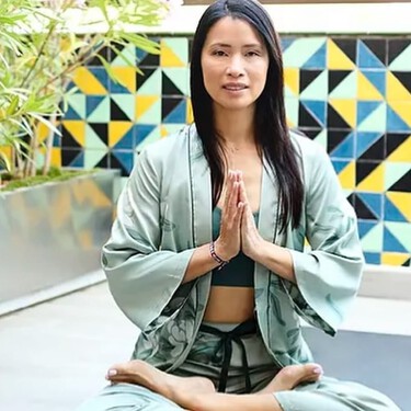 La experta Xuan Lan recomienda estas cuatro posturas de yoga para mejorar la circulación de las piernas en verano 