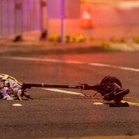 Le atropellan circulando en patinete eléctrico, da positivo en drogas, se intenta escapar y acaba con una multa de 1.000 euros