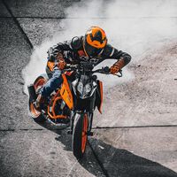 Saluda a la nueva KTM 390 Duke. Una gamberra para el A2 con aires de streetfighter que se renueva de arriba abajo