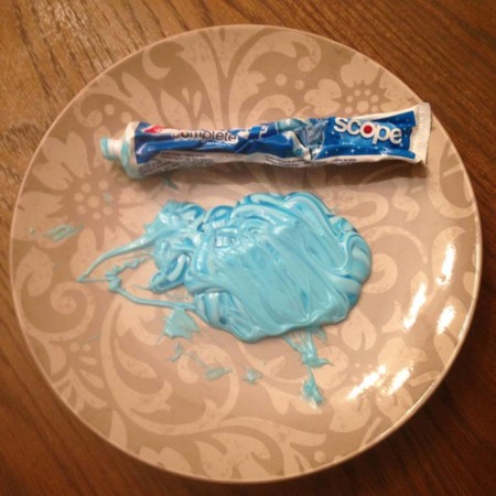 Le da una lección a su hija con un tubo de pasta de dientes de la que podemos aprender todos
