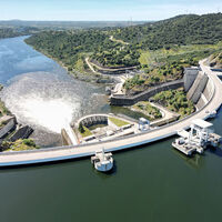 “Nunca se llenará”, dijeron hace 23 años del que es el mayor embalse de Europa occidental. Este invierno se han abierto sus compuertas varias veces