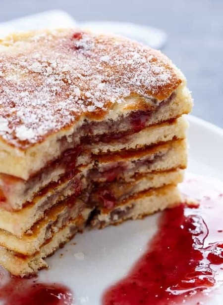 Hot cakes con centro de mermelada. Receta fácil para el desayuno