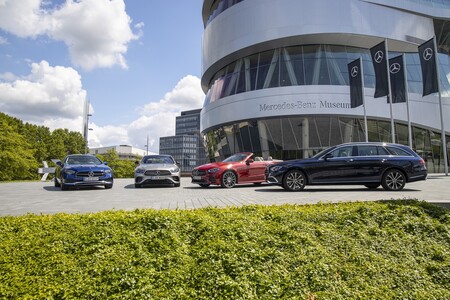 El nuevo Mercedes-Benz Clase E ya tiene precio: desde 53.500 euros para la berlina de lujo con volante táctil