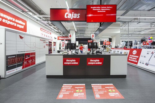 MediaMarkt se deshace de los iPhone de exposición de sus tiendas: así puedes conseguir uno de estos móviles de Apple a precio de chollo