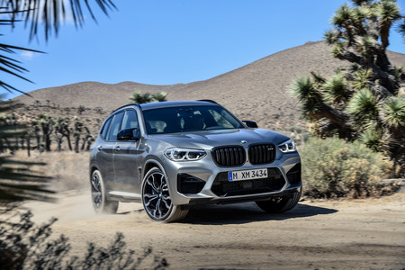 BMW X3 M 2020 frontal lateral en marcha