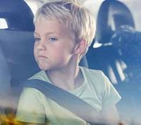 Muchos padres llevan los niños al colegio sin atar en el coche