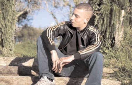 Este es el joven francés condenado a prisión por insultar a un policía en Facebook
