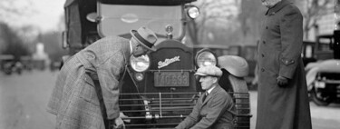 Los coches de los años 30 tenían una solución surrealista para los atropellos: atrapar al peatón antes de que golpeara el coche