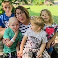 El emotivo reencuentro de un niño de seis años con sus tres hermanos tras 75 días aislado en el hospital para tratar su cáncer