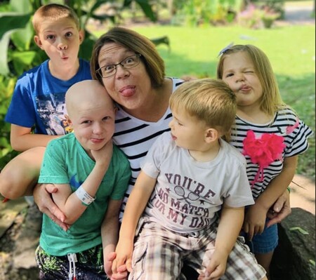 El emotivo reencuentro de un niño de seis años con sus tres hermanos tras 75 días aislado en el hospital para tratar su cáncer