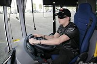 Kimi Raikkonen también sabe pilotar autobuses