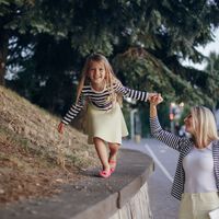 Los psicólogos coinciden: los que crecieron jugando en la calle hasta que anochecía no ven esa infancia como descuido, sino como un entrenamiento temprano