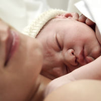 Las primeras pruebas y procedimientos rutinarios que le harán a tu bebé recién nacido