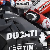 Piezas de una Ducati de MotoGP en el salón de casa. La colección para quemados de las motos ducatistas