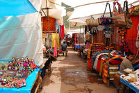 El mercado de artesanías de Pisac en Perú 
