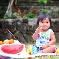 ¿Tu bebé no quiere saber nada de la fruta? Trucos para que la acepte mejor
