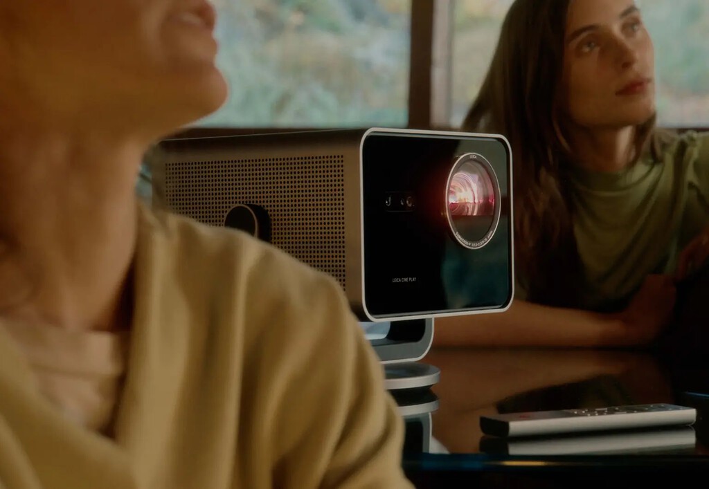 El nuevo proyector láser 4K de Leica sorprende por su diseño retro: hasta 300" para tu cine en casa con sistema Smart TV incluido