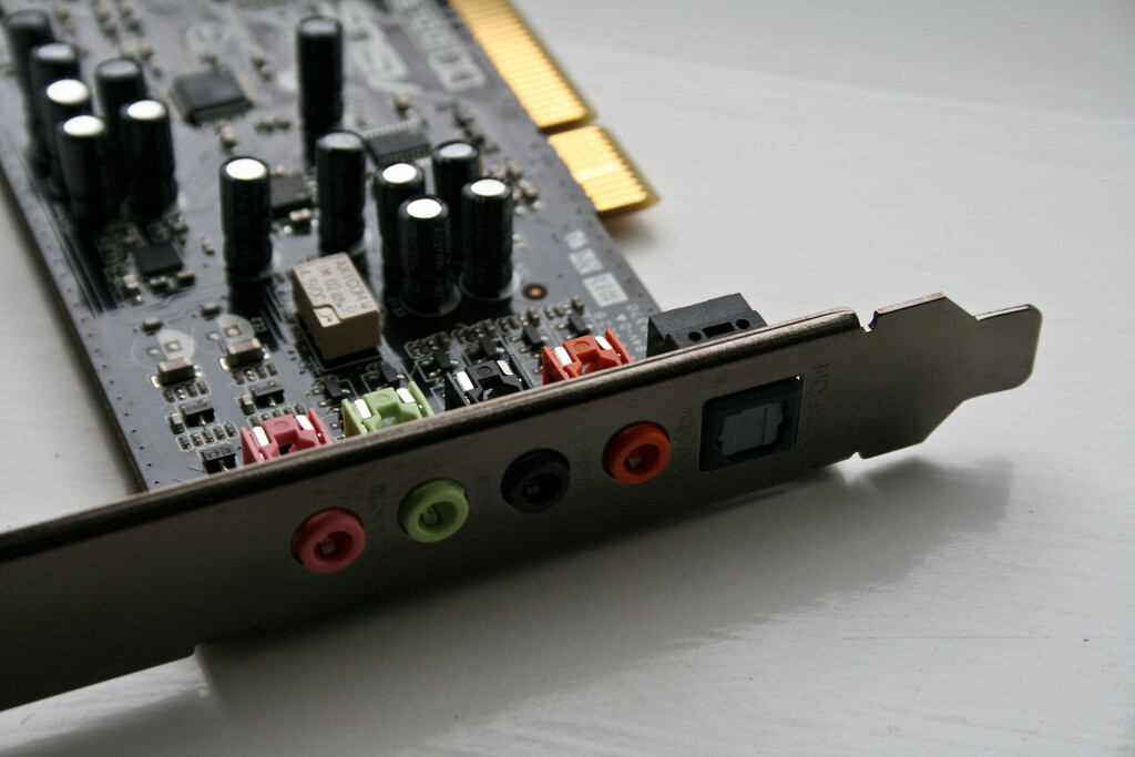 Si cuando conectas tus auriculares a un PC tienen poco volumen, el problema puede estar en la configuración de la tarjeta de sonido  