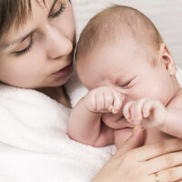 Enfermedad por reflujo y regurgitaciones del bebé: cómo diferenciarlos y qué podemos hacer