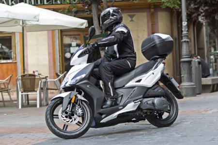 Nos zambullimos en la ciudad con el Kymco Agility City 125, el rueda alta que rompe el oligopolio