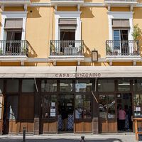 La lista de bares de Sevilla que le han recomendado a Rosalía y que a todos nos conviene apuntar