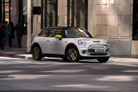 MINI Electric frontal lateral