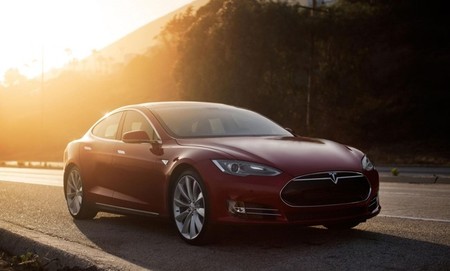 Tesla Model S rojo sol