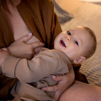 Mi bebé se distrae mucho mientras mama: cómo conseguir que se centre en la lactancia y se alimente bien