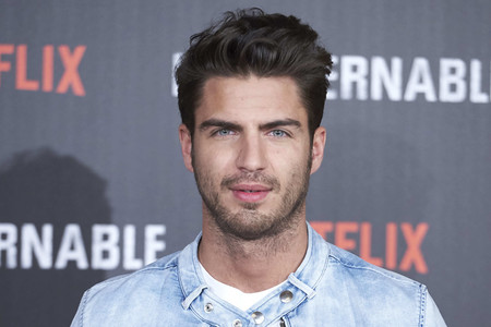 En Madrid, Maxi Iglesias sabe cómo es que se lleva el doble denim esta primavera