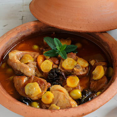 Tajine de cordero con calabacines, pasas y menta, receta con aroma marroquí