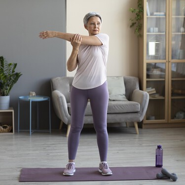 Cinco minutos al día para decir adiós a las alas de murciélago: el ejercicio más eficaz a partir de los 50