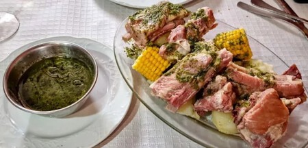 Costillas con papas y piñas