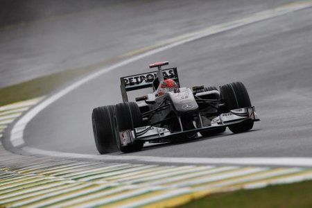 Michael Schumacher durante la clasificación en GP de Brasil 2010