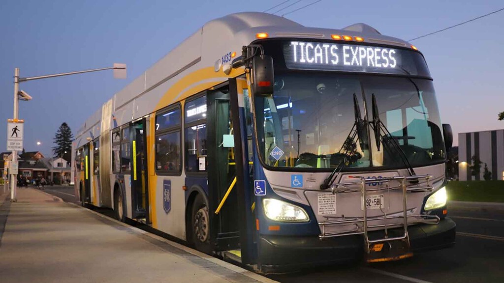 "Hizo un trabajo excelente". Un sintecho secuestra un autobús articulado y se hace pasar por el conductor, sigue la ruta y hasta impide el acceso a un viajero con el abono caducado