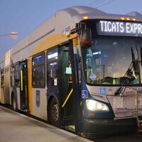 "Hizo un trabajo excelente". Un sintecho secuestra un autobús articulado y se hace pasar por el conductor, sigue la ruta y hasta impide el acceso a un viajero con el abono caducado