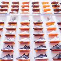 Adidas tumba el precio de sus zapatillas más cómodas para caminar y vas a agradecer siempre este descubrimiento 