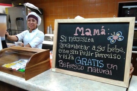 "Si necesita amamantar a su bebé entre sin pedir permiso, que le invitamos a algo", la estupenda iniciativa de algunos comercios
