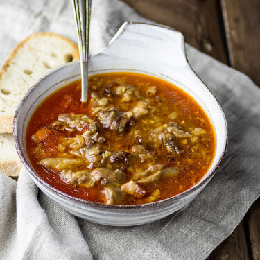 Cómo hacer manitas de cerdo guisadas en salsa: receta tradicional
