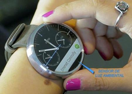 Motorola sí ha integrado un sensor de luz ambiental en su Moto 360