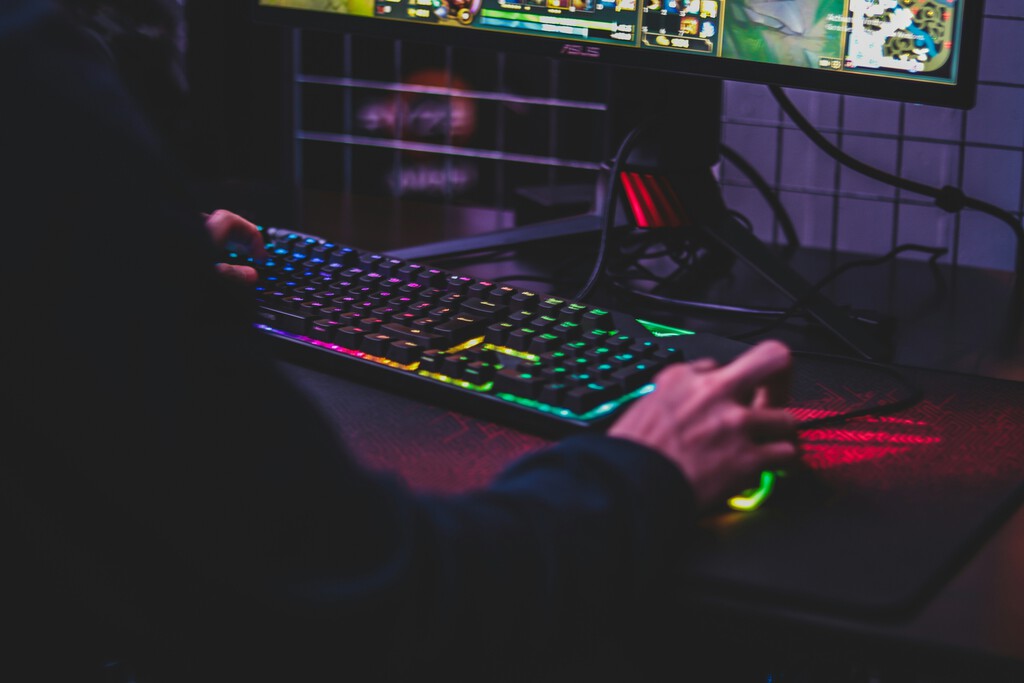 "Va a ser una noche larga con MS Paint": un gamer construye un PC para jugar en un avión y olvida instalar lo más importante 