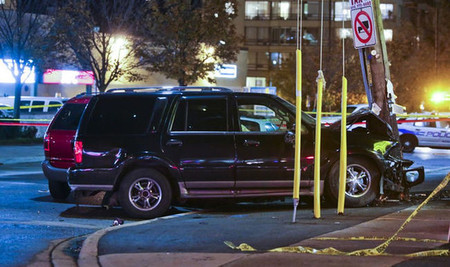 Un Lincoln Navigator destroza 16 coches antes de chocar contra un poste