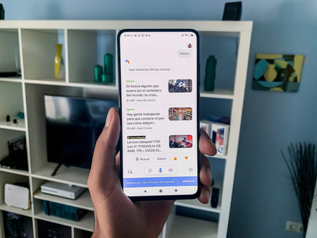 Más compacta, minimalista y sin burbujas de chat: así es la nueva interfaz que está probando Google en su Asistente