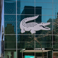 Lacoste comienza a liquidar todo su stock y esta chaqueta a mitad de precio va a arrasar 