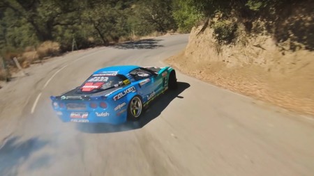 Esto no es un videojuego, es un Corvette de 1.075 CV haciendo drifting por carretera grabado con un dron