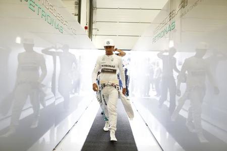 Nico Rosberg ya le da lecciones a Lewis Hamilton
