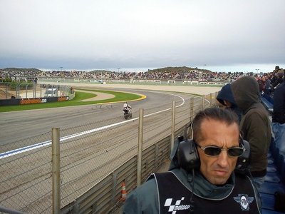 Al mal tiempo, buena cara: paseamos por el paddock y VIP Village de Cheste