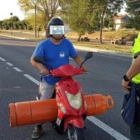 Demasiado gas: 800 euros y 4 puntos de multa a un motorista bebido que cargaba una bombona de butano de 35 kg